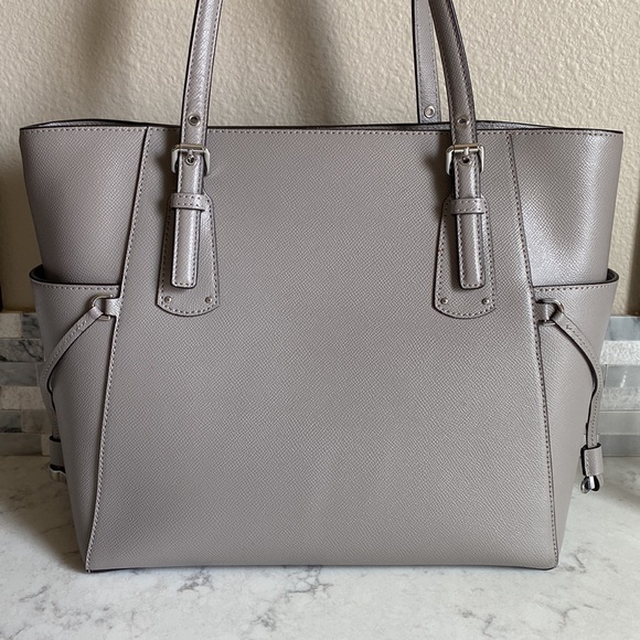 •Michael Kors• Large Voyager Tote Purse - Picture 4 of 16